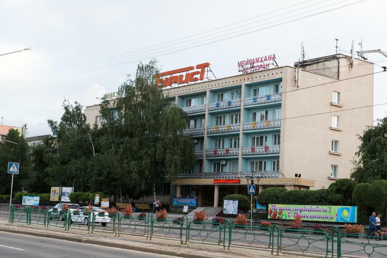 Tourist Hotel Ustʼ-Kamenogorsk Exterior foto